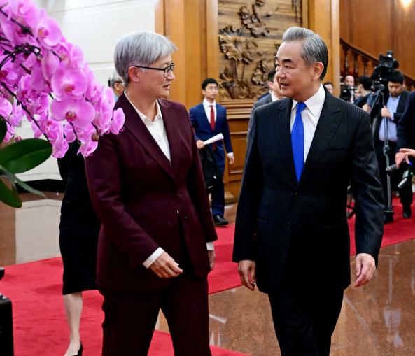 4月29日，王毅外长在北京和澳大利亚外长黄英贤，举行了第八轮中澳外交与战略对话。