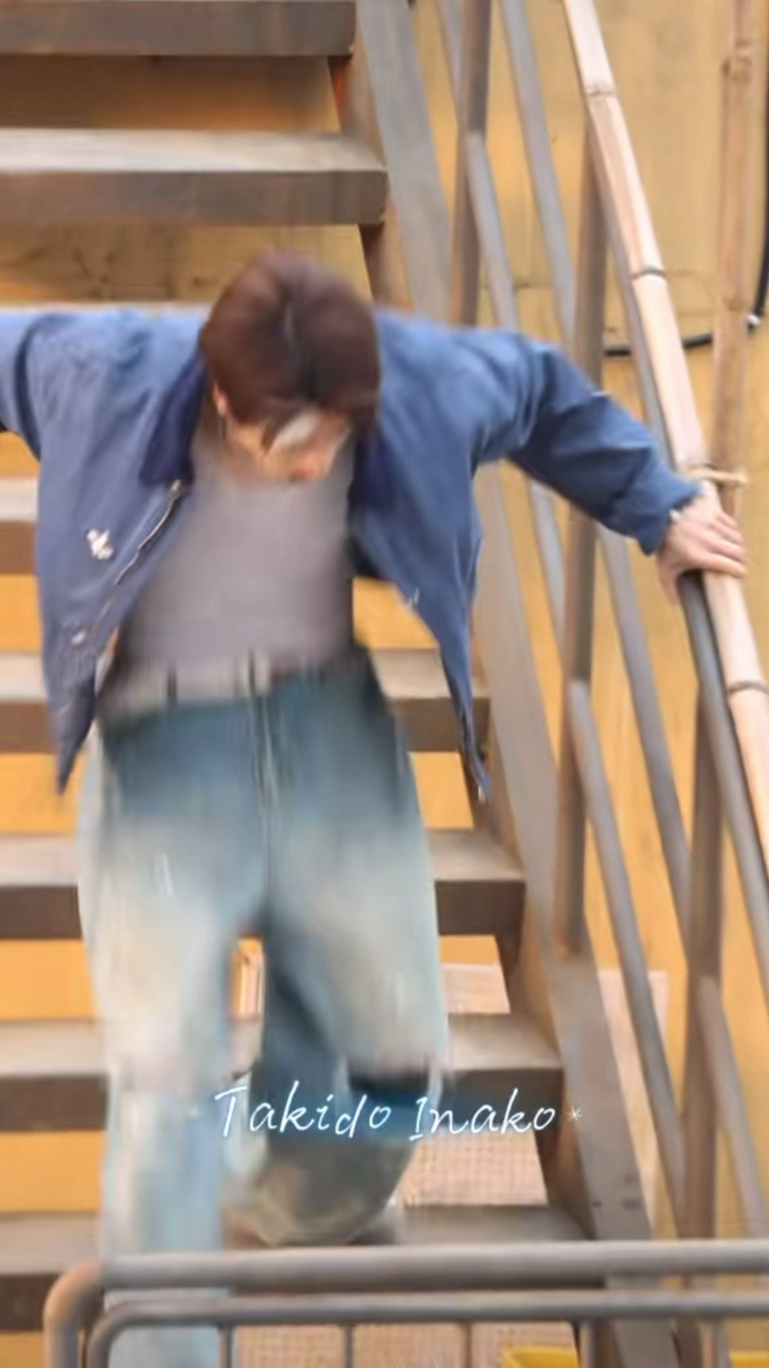 这个康乐好不容易一瘸一拐的下了楼梯，又被卡在了栏杆里，还被叔推了一个屁股墩儿我们