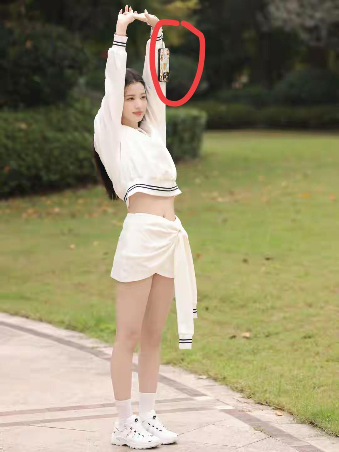 王楚然真的好美，她手里拿的手机是什么牌子的