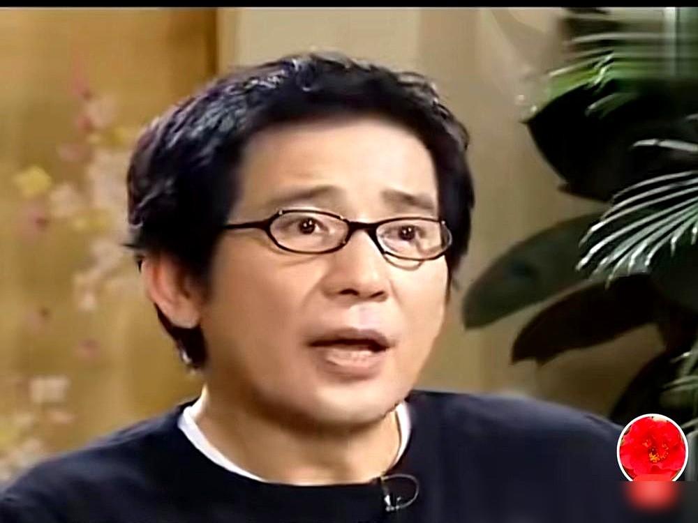 78岁的秦汉对着镜头苦笑说要还房贷。这个曾让林青霞痴情半生的男人，在阔别荧幕多年