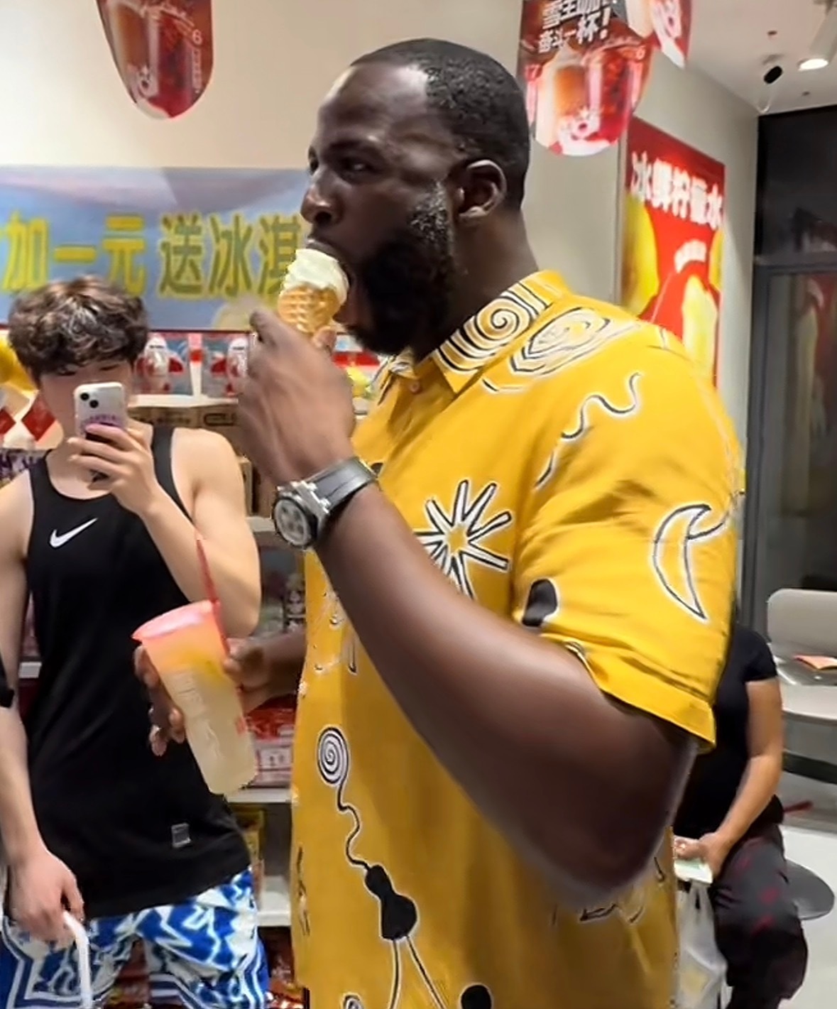格林也是好起来了，喝上蜜雪冰城的柠檬水和吃上冰激淋了。这是为晚上的百分大战提前降