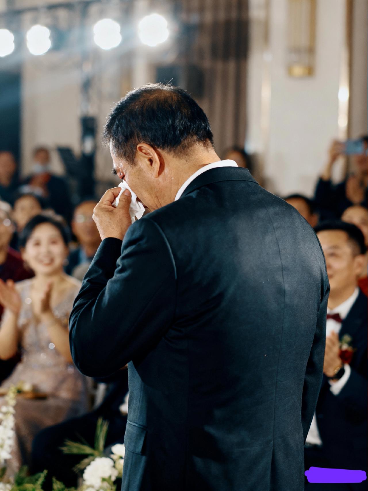 女儿出嫁当天，父亲背过身偷偷抹泪，网友：这通红的眼睛藏着20多年的牵挂
 
婚礼
