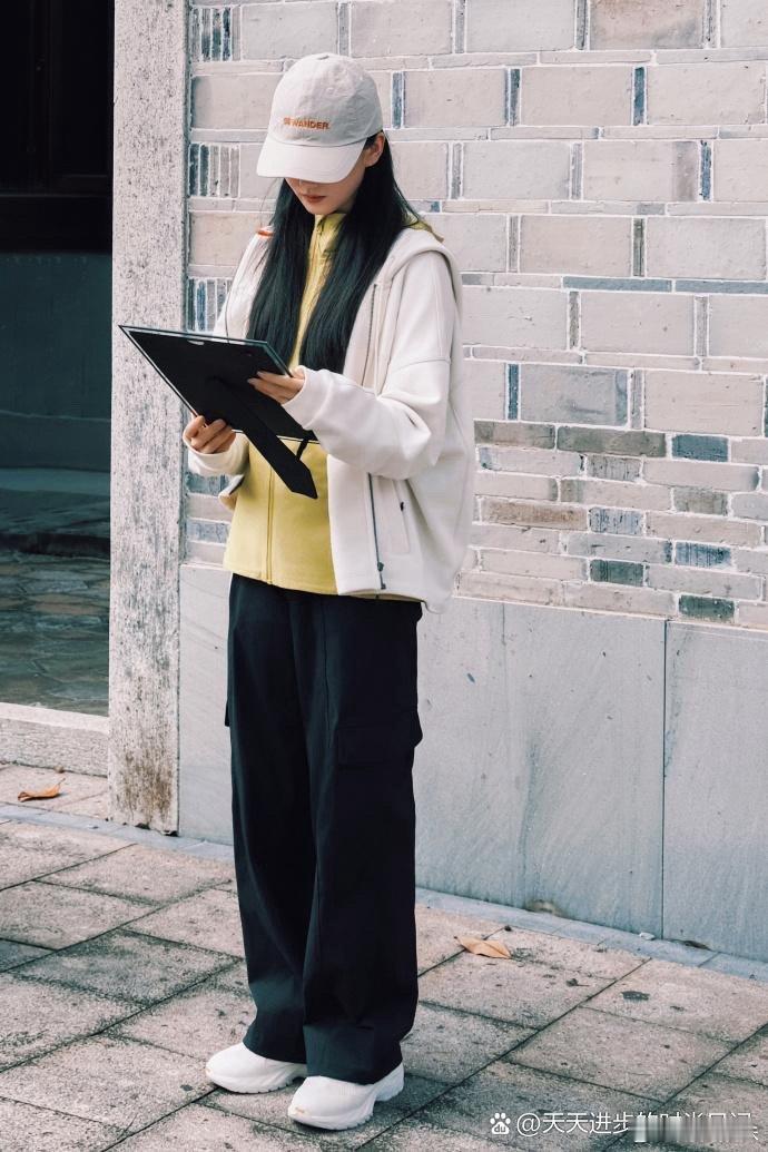 刘诗诗最新美图，她戴了一顶杏色的棒球帽，穿一件杏色的休闲风连帽外套，搭配黑色阔腿
