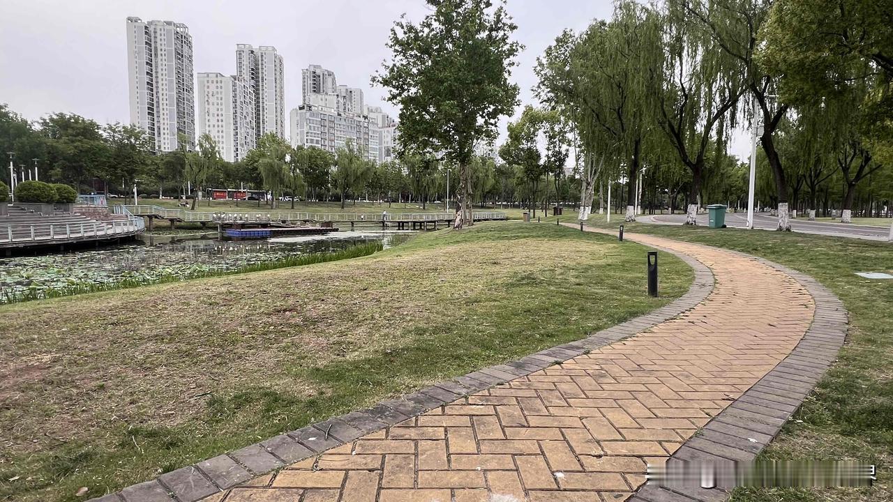 俗话说：“上山擒虎易，求人办事难。”

这话听着扎心，却是现实。上山打虎，凭的是