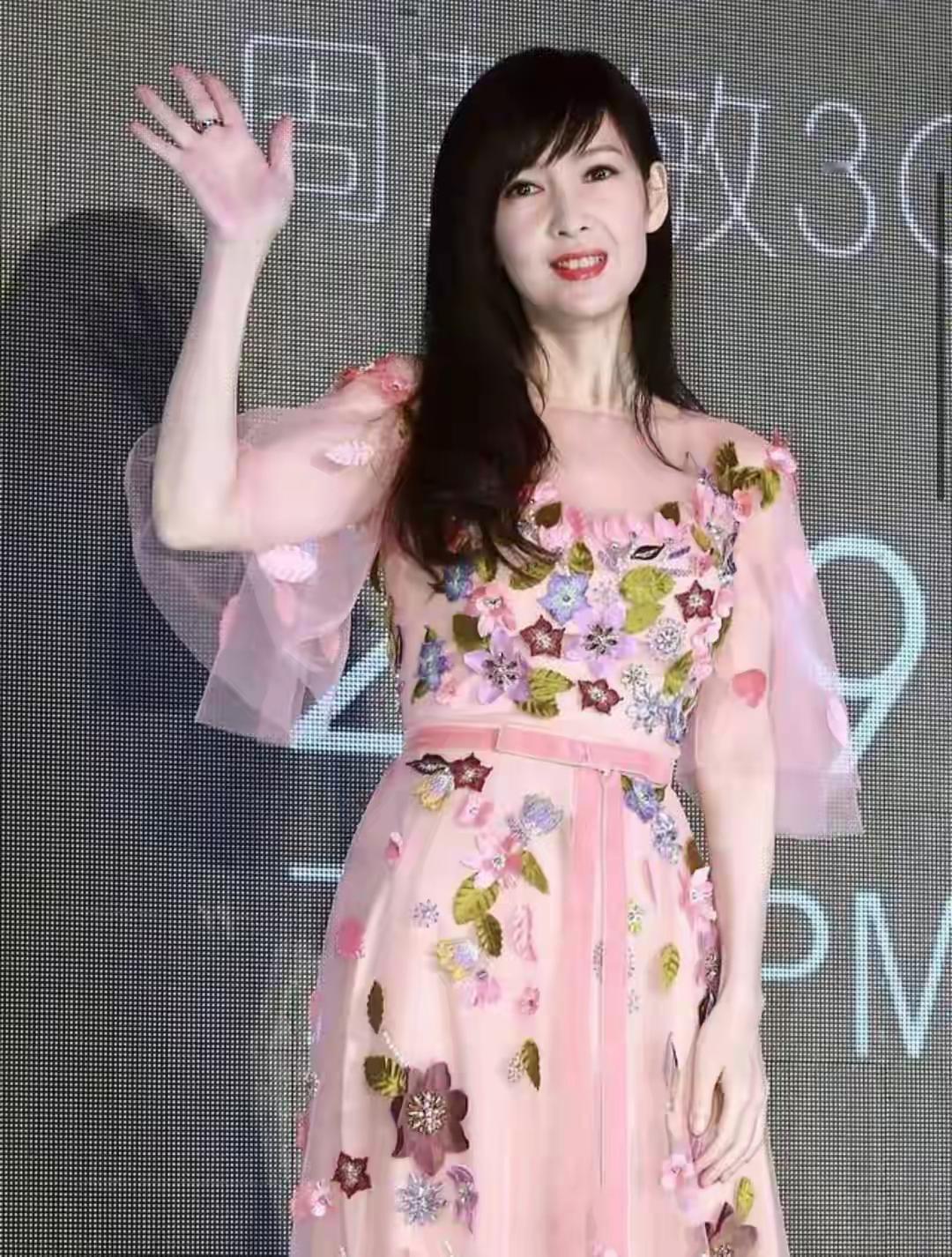 58岁的周慧敏在娱乐圈变幻的浪潮中，她稳稳火了30年。
她不靠玉女标签立足，而是