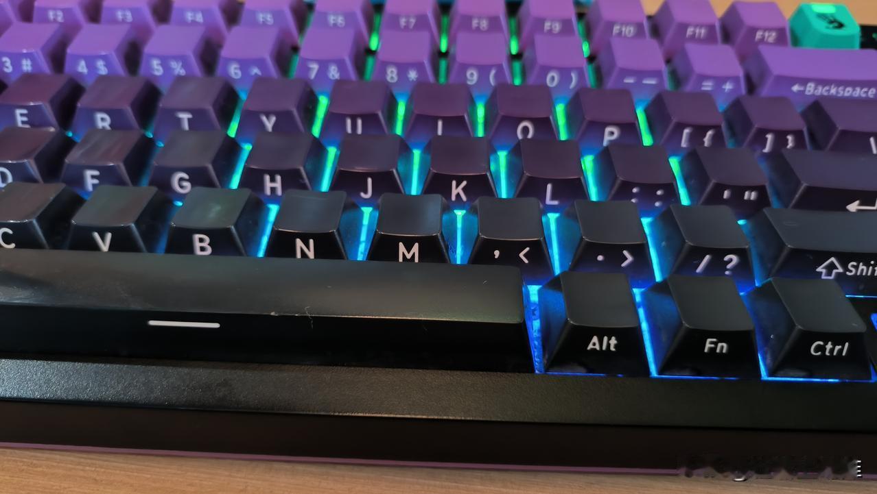 现在键盘已经进化成如此先进了吗？键盘的刻字居然在侧面，不得不说这个想法真的不错！