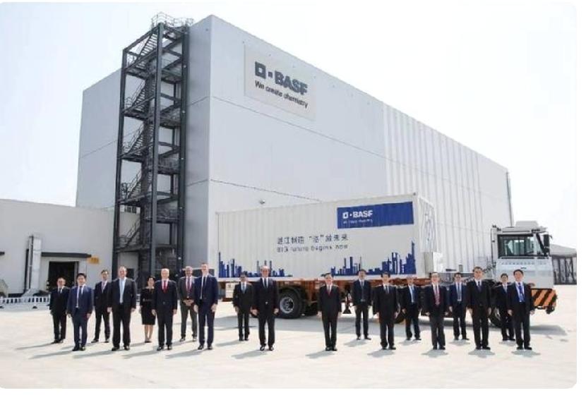 最近国际经贸圈有个超炸的数据，网传17.6万家德企集体向中国“移民”。虽说这不是