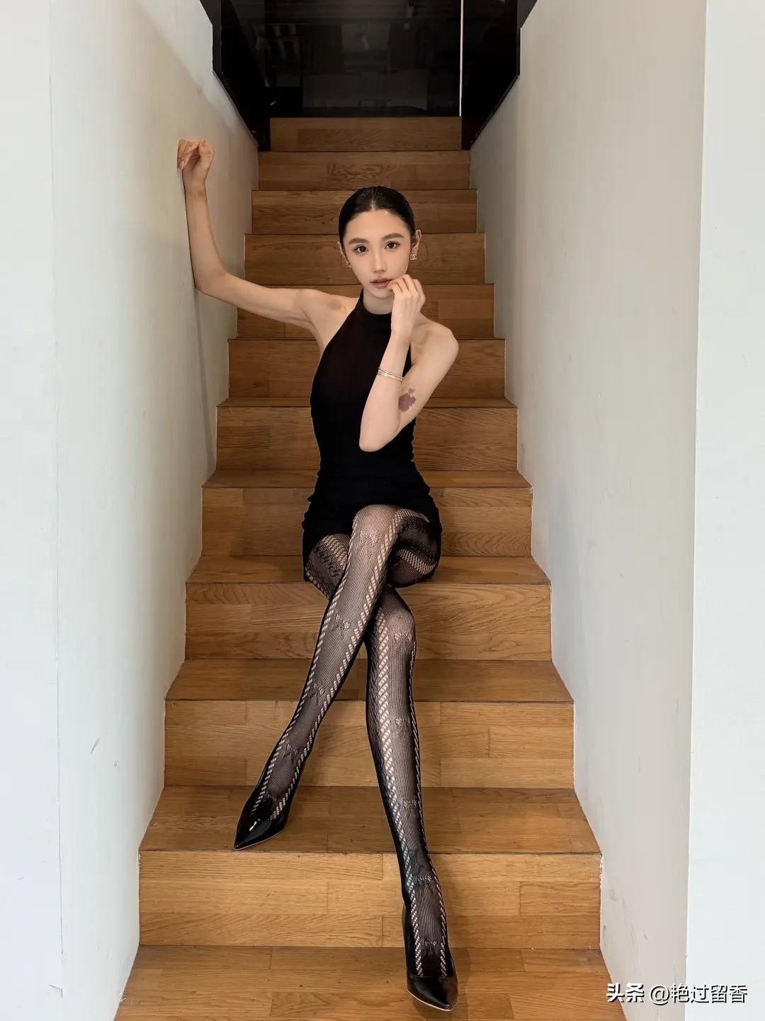 优雅黑裙与丝袜的完美搭配，尽显都市女性魅力！