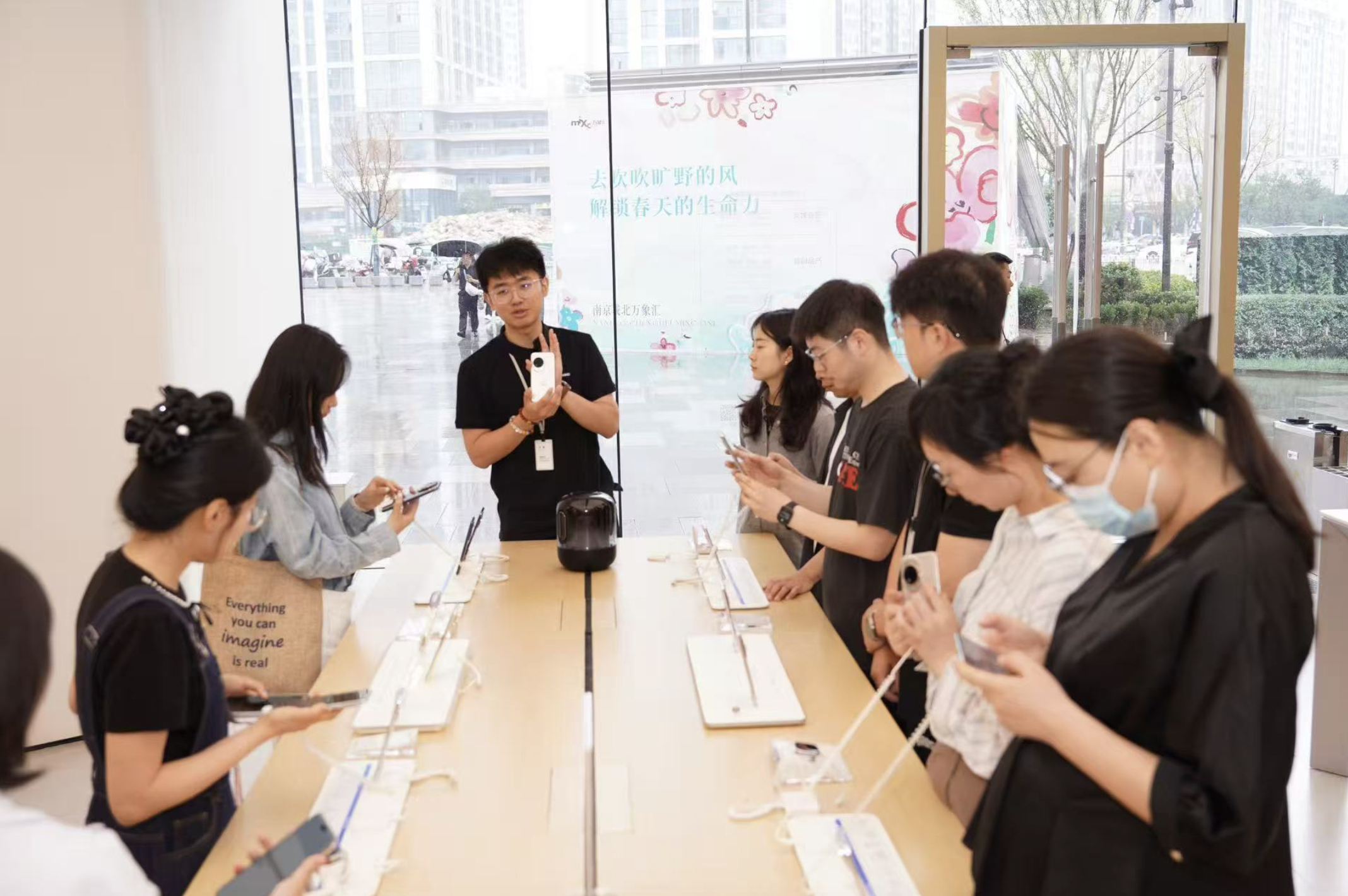 nova14开售华为门店被挤爆了人人人人nova14人人人人多地华为门店再现“人