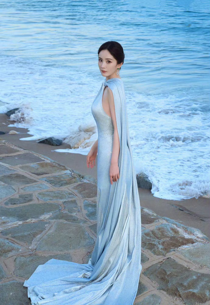 #杨幂戛纳造型# 杨幂你真的美得有一套！虽然知道她很美，但每次出图还是会被惊艳到