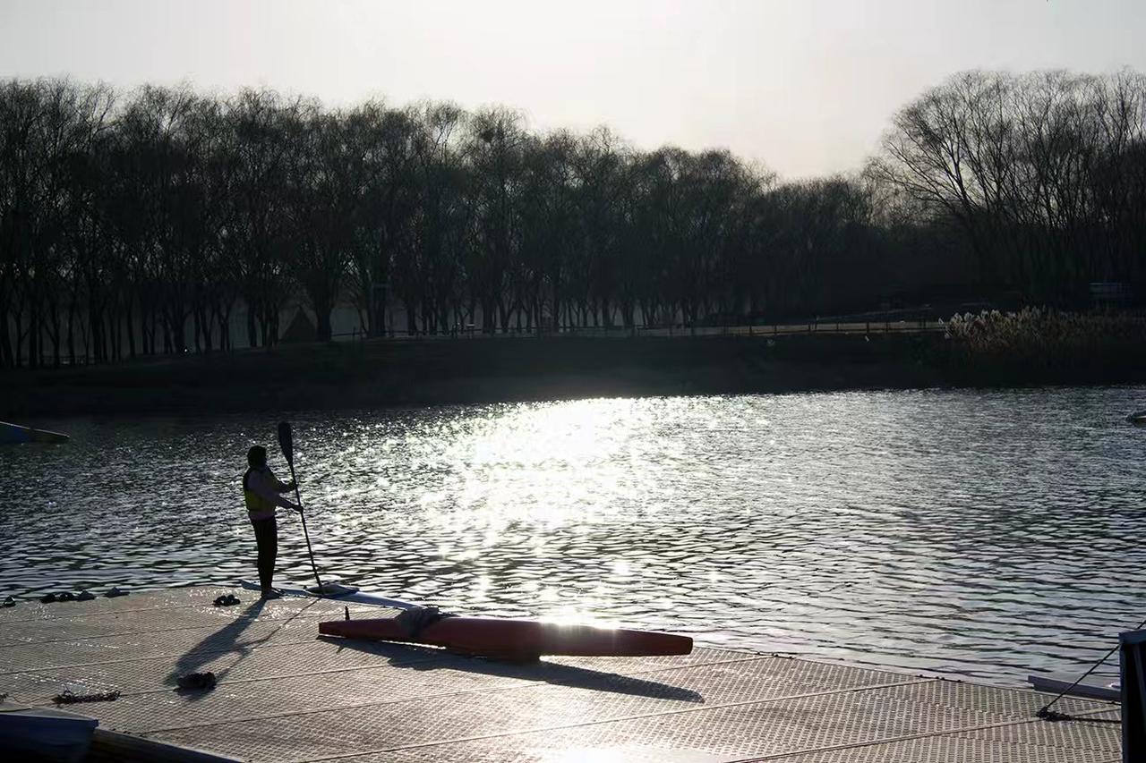 晒图笔记大赛迎着冬日的光，拍下水边桨板人的剪影，波光晃着碎金，枯枝列成诗行，这一