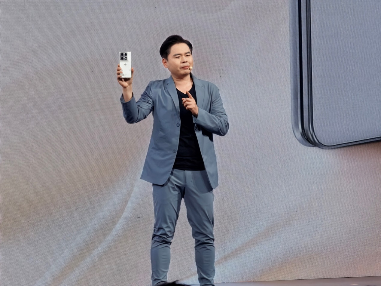 联想moto razr fold大折叠手机，首次亮相是在CES 2026上，搭载