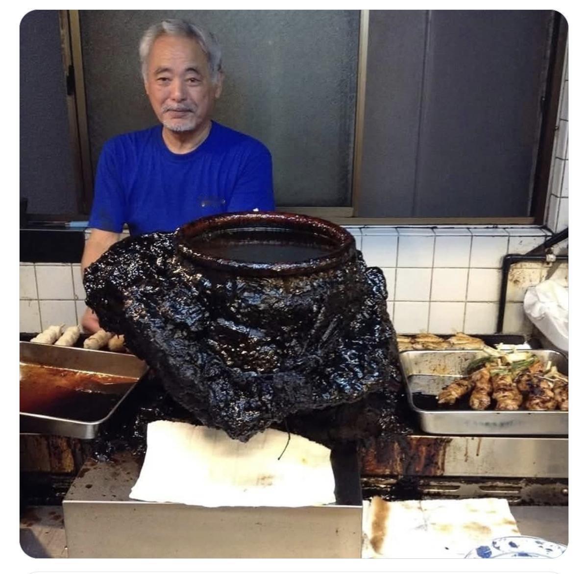 日本60年来从未清洗过的烤鸟酱汁罐，如果不存在卫生隐患和感官争议，也就不必清掉了