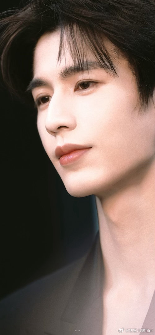 花少8在约宋威龙张凌赫宋威龙五官立体，表现力超强，自带高级感；张凌赫温柔干净，演
