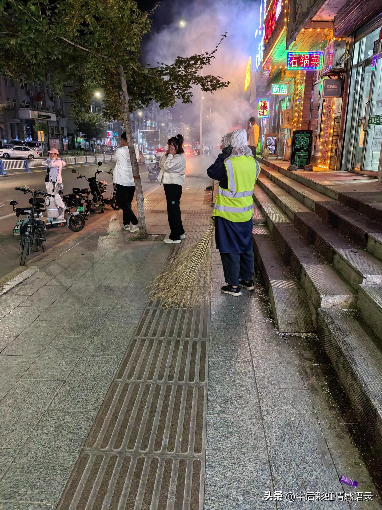 财神爷生日，你放鞭炮了吗？

今天晚上秋风不燥，陪父母吃完晚饭，准备走路回家，路