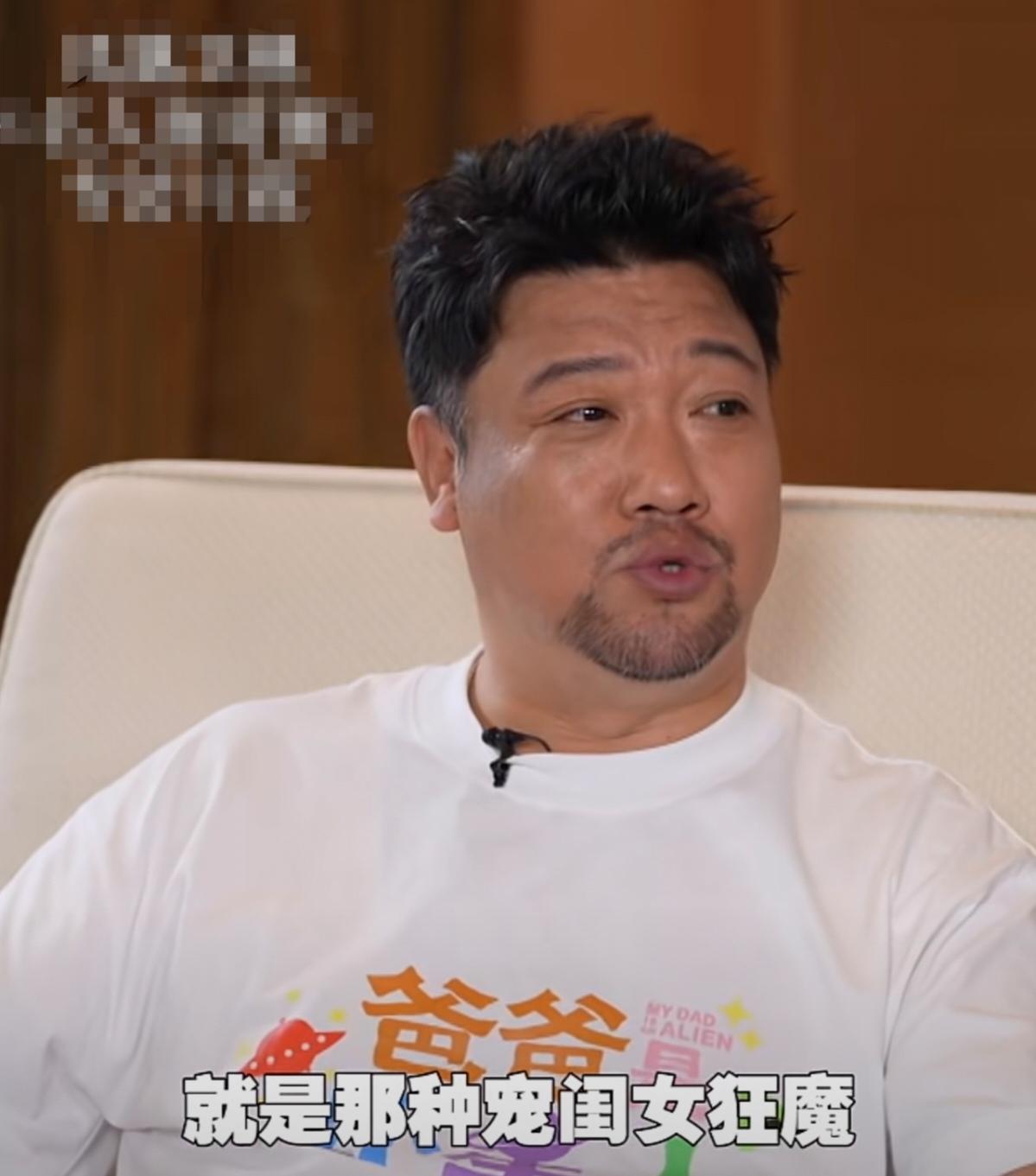 贾冰被问到生活当中是一个什么样的父亲，贾冰说：“是一个既不严肃，又不合格的父亲，