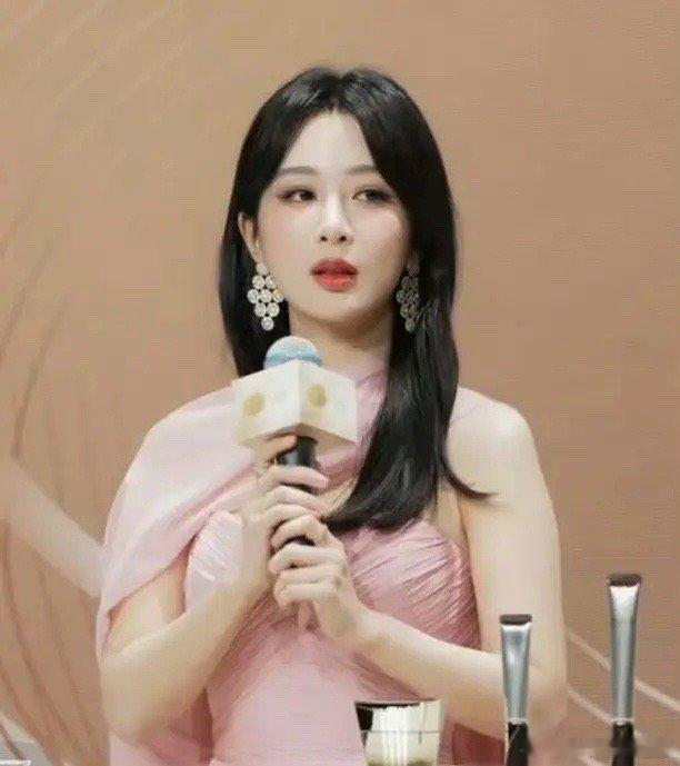 杨紫的造型团队是不是故意的啊[允悲] 团队有对家人吗 ​​​