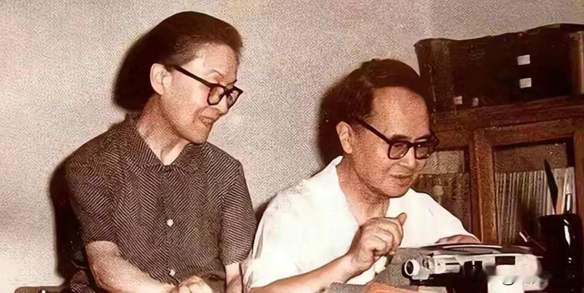 杨绛用一生印证了，能让女人安心的，从来不是爱情，而是稳定与被心疼
 
 
年轻时