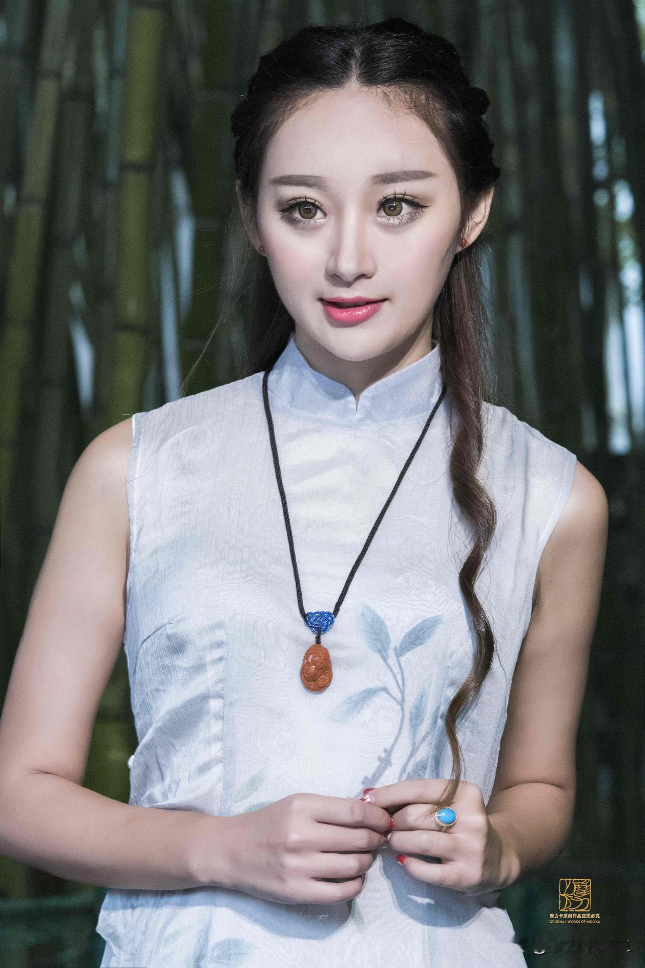 竹影婆娑，夜色温柔。
一袭素白，立于林间，风穿叶而过，携来几分清雅与宁静。
新中