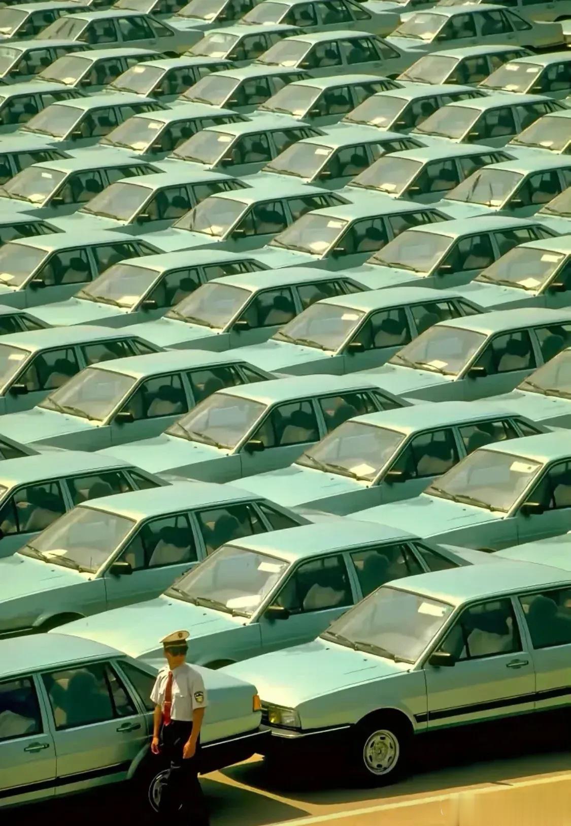 1996年，上海大众生产的桑塔纳汽车即将出厂。#老照片# ​​​