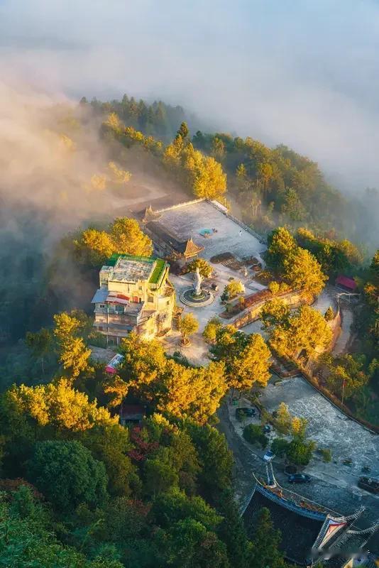 西樵山，这座沉睡千年的古火山，如今以国家AAAA级景区的姿态傲然矗立。72座青峰