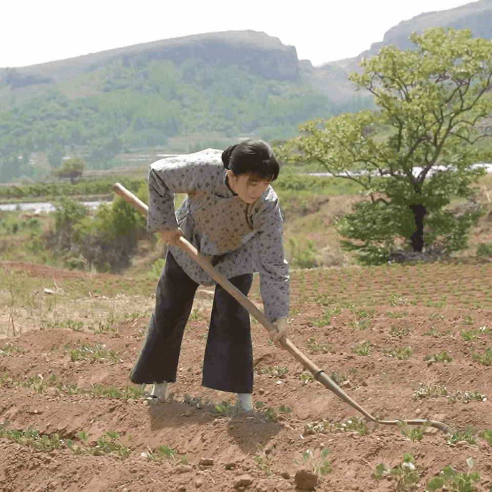 真是富人不适合演穷人啊，导演也是牛掰，那个年代，有条裤子穿就不错了，居然舍得穿双