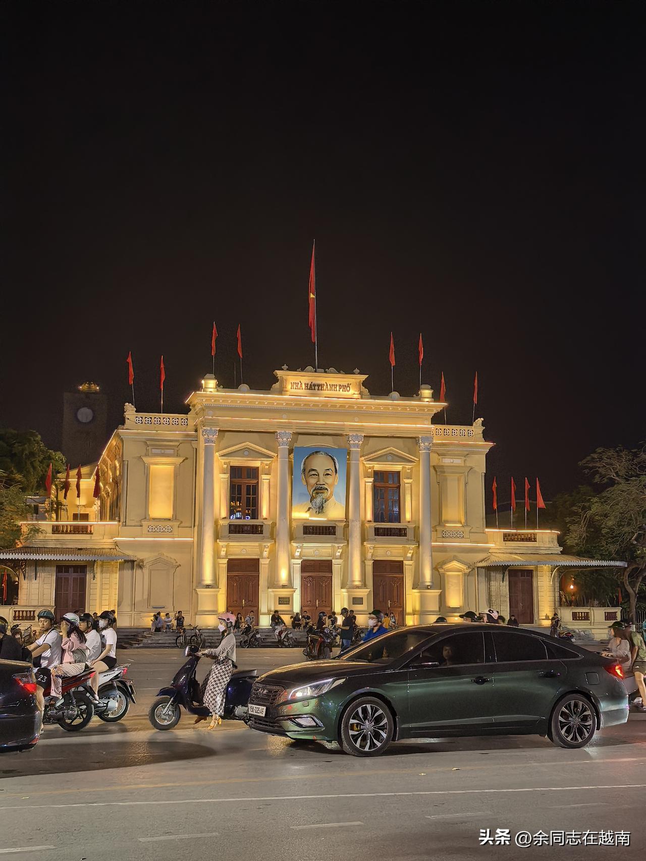 晚上闲来无事去海防市里面比较热闹的地方溜达了一圈，人特别多。有情侣漫步，也有大人