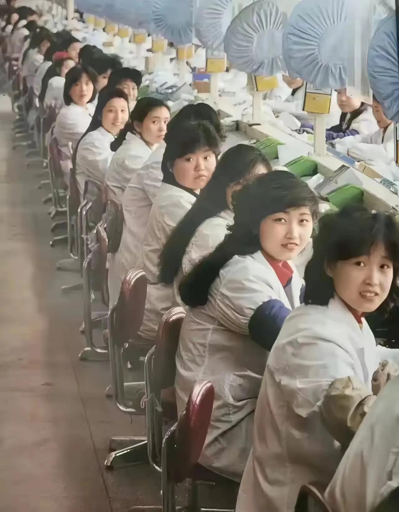 这是80年代 ，南方一电子厂女职工上班的照片，看得出那时候她们素颜淳朴，没有过多