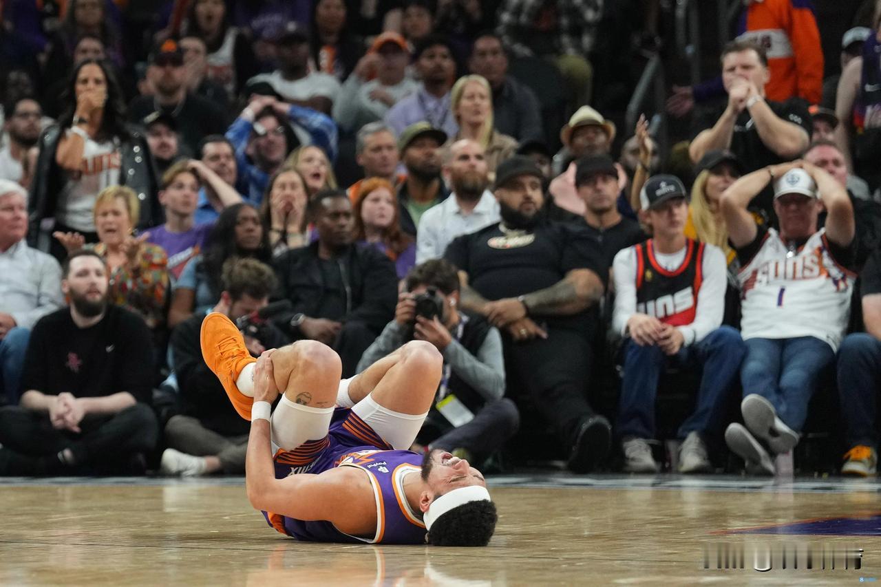 据名记Shams报道称，NBA太阳队球员德文-布克因脚踝扭伤可能将缺阵大概7-1