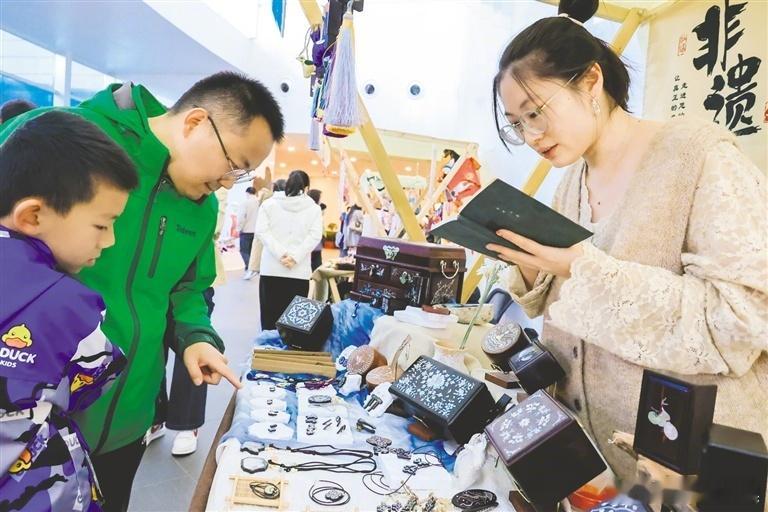 【艺术市集邂逅国庆假日】内蒙古文旅市场活力全面释放 10月2日，市民游客选购文创
