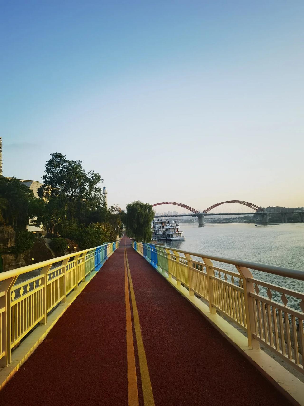 幽灵离子？一个奇怪的梦吓得领导瘫在地上


这几天，在广东江门的中微子实验室即将