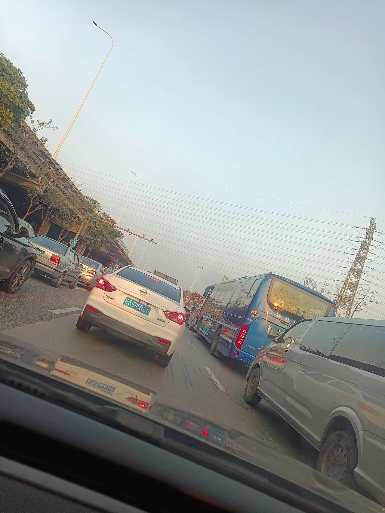 你堵你的车。也不妨碍我自恋。😁😁😁