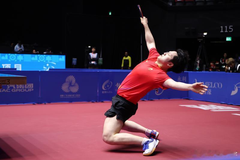 樊振东与徐瑛彬比赛中，这柔韧性。新华社图 