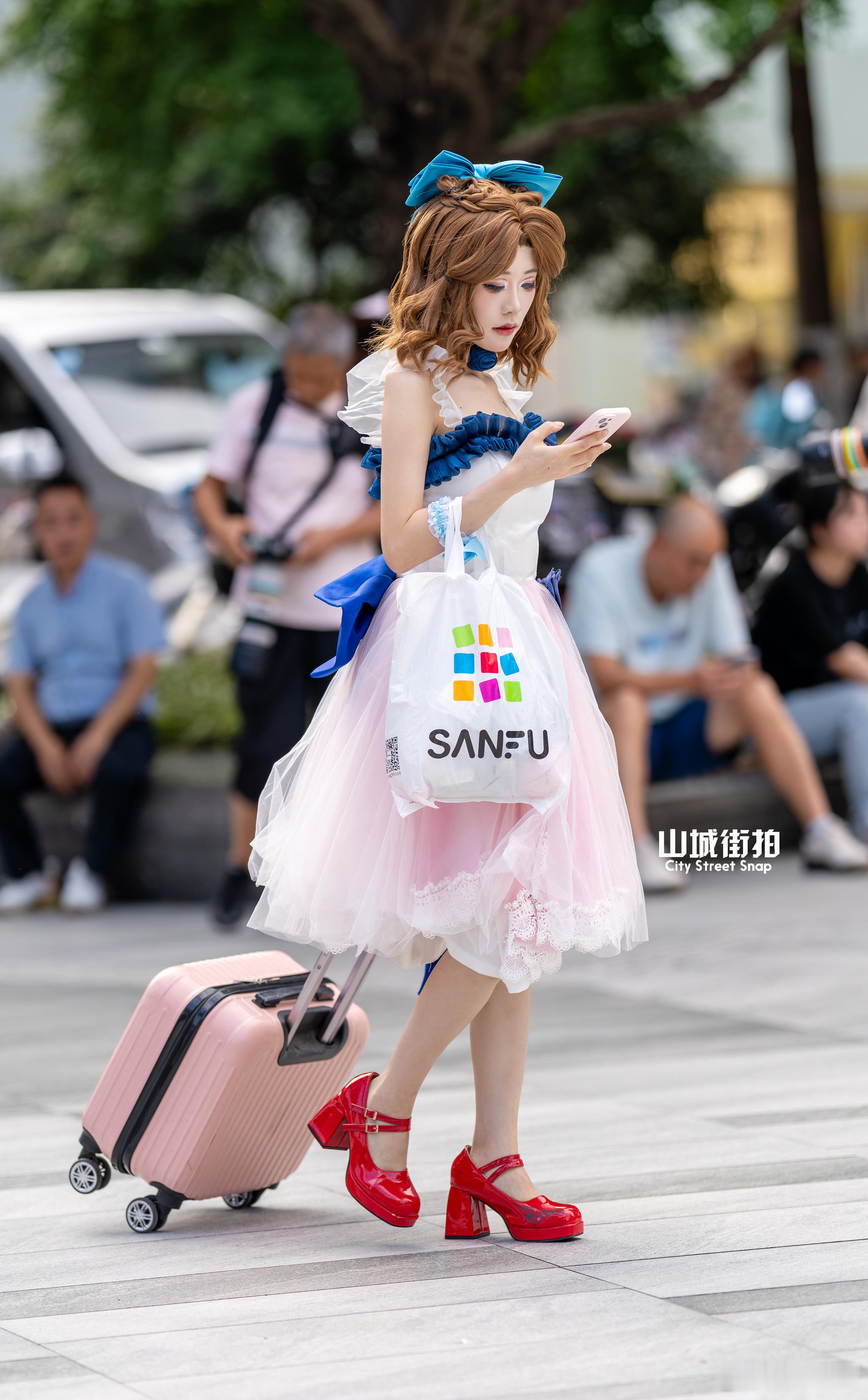 现在大街上二次元经常可见了~ ​​​