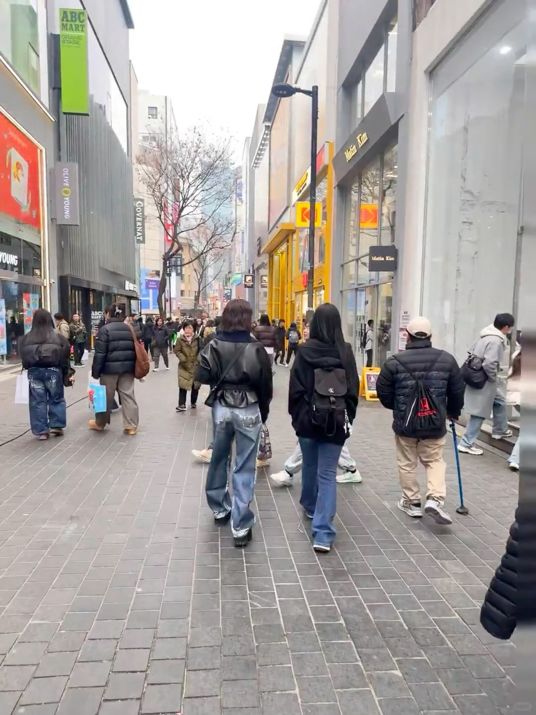 吴宣仪.吴宣仪剪了短发这个偶遇背影也好看捏cr.水印 