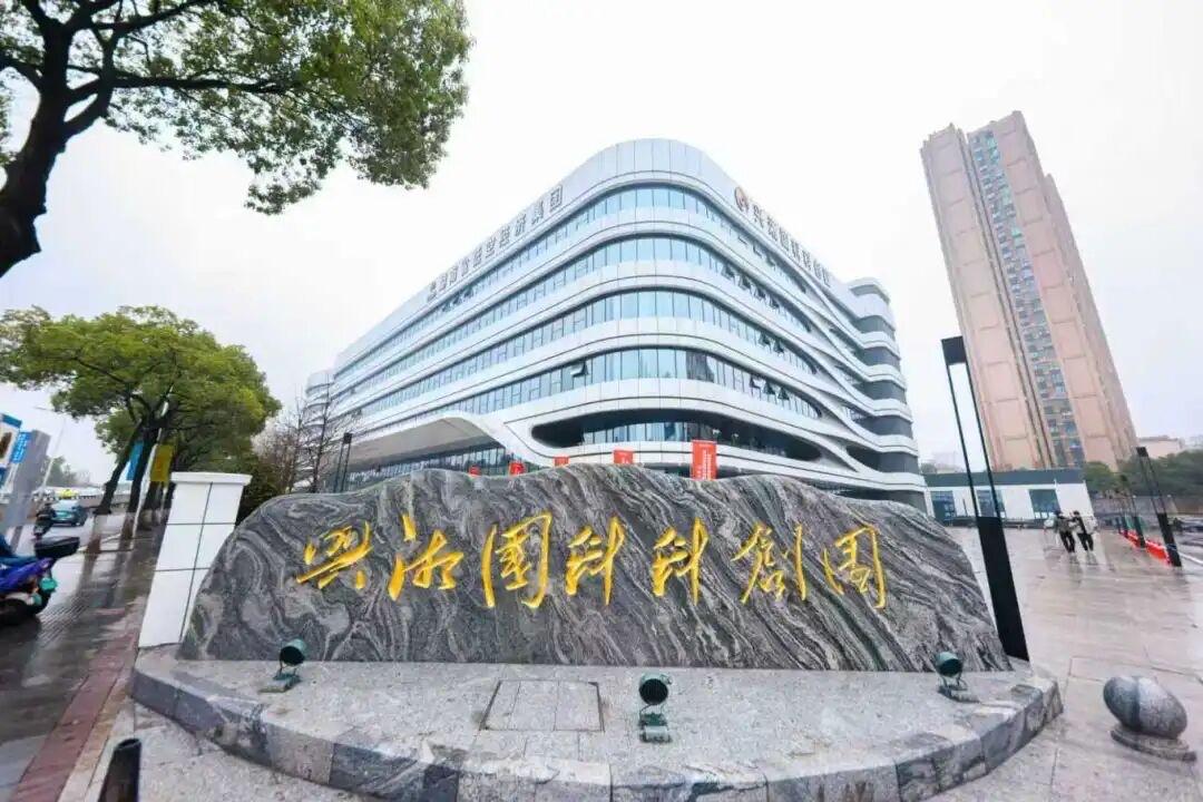 八声甘州 · 咏湾区校友回湘兴大业

喜湾区俊彦聚厅堂，众英话沧桑。忆黉门灯火，