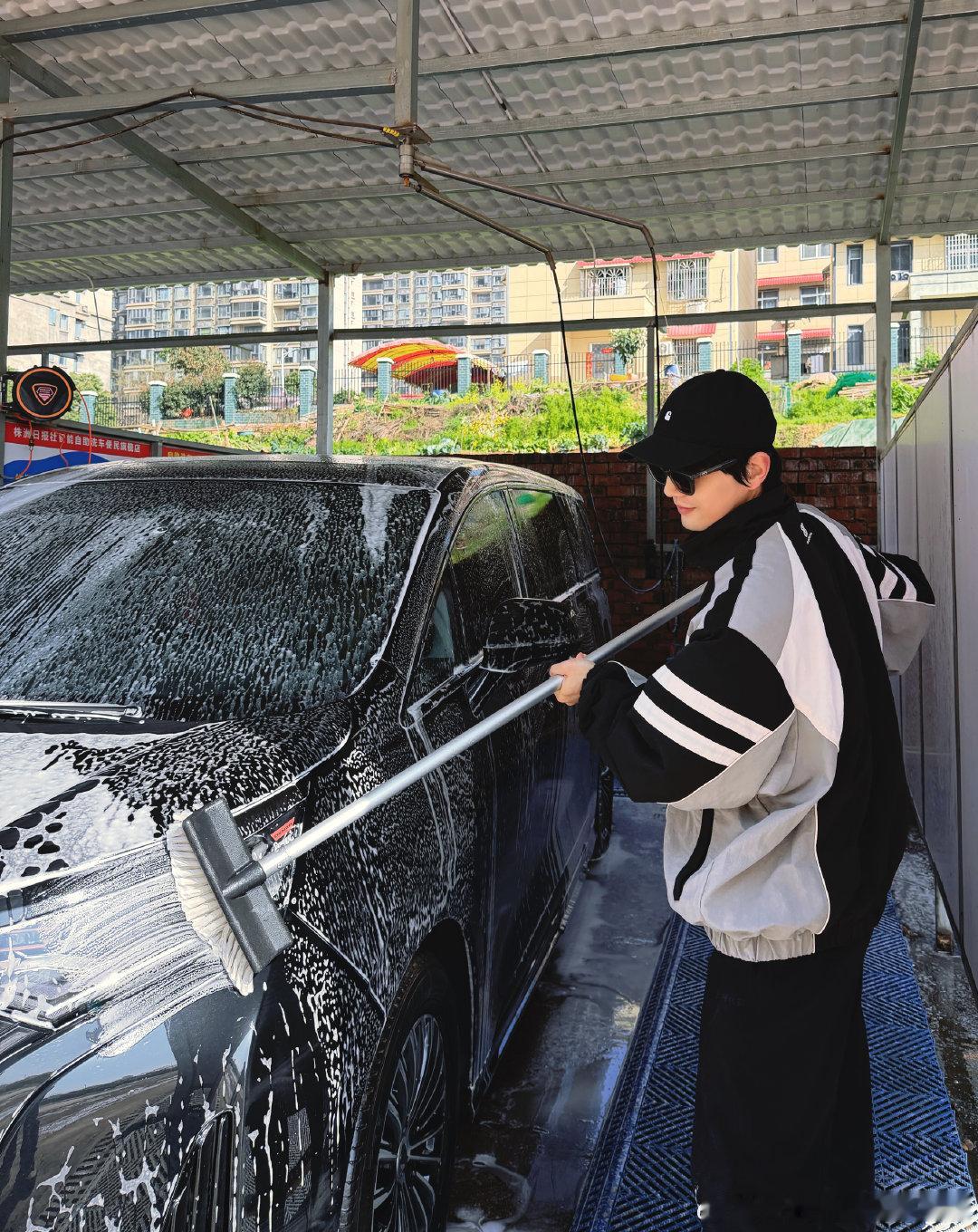 需要司机小易么？✌️喜欢自己洗车～（ps：能不能不要洗完第二天就下雨啊！！！）你