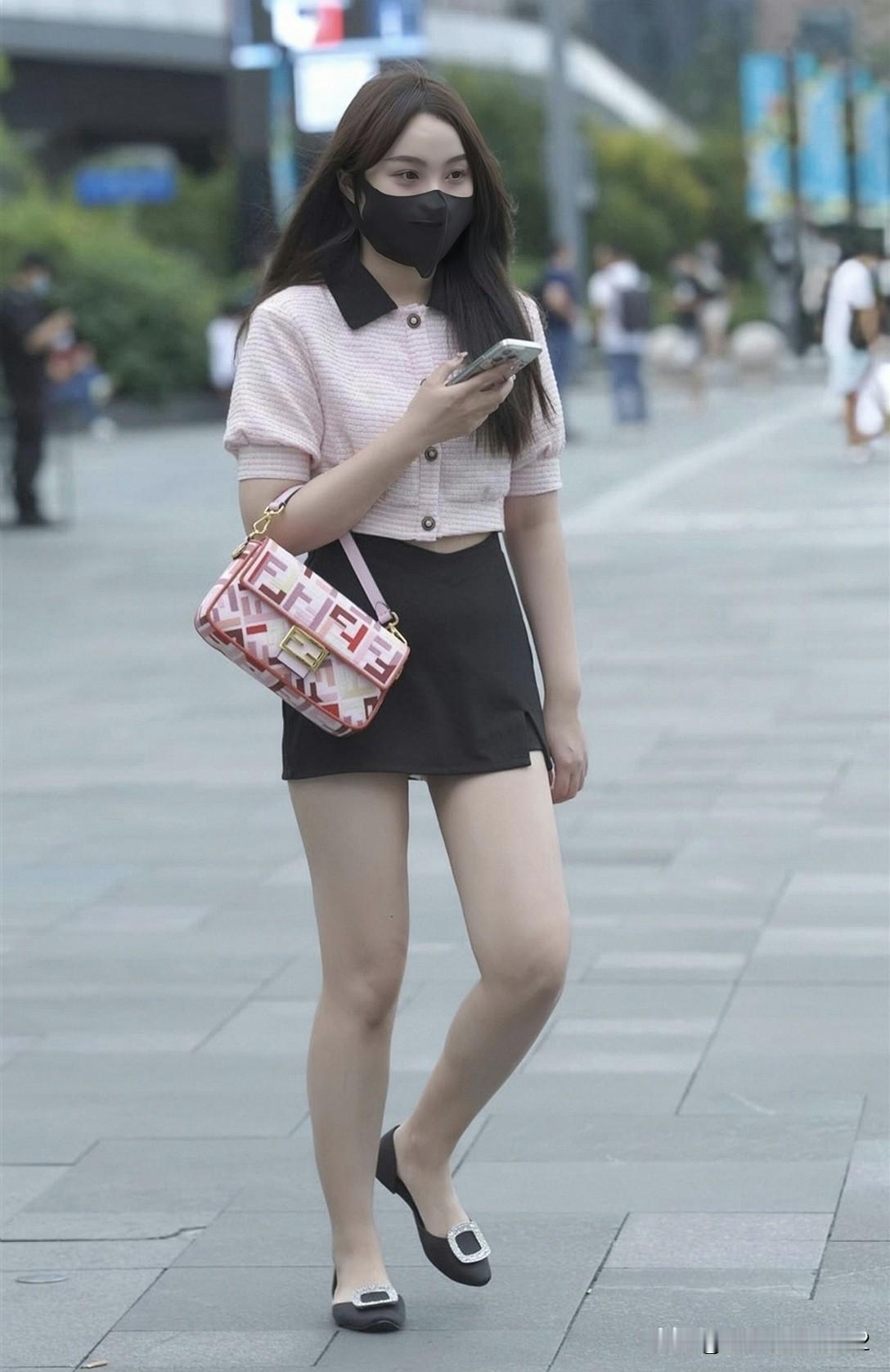 都市时尚少女，黑裙与粉衫的完美搭配，手拿时尚包包，尽显青春活力