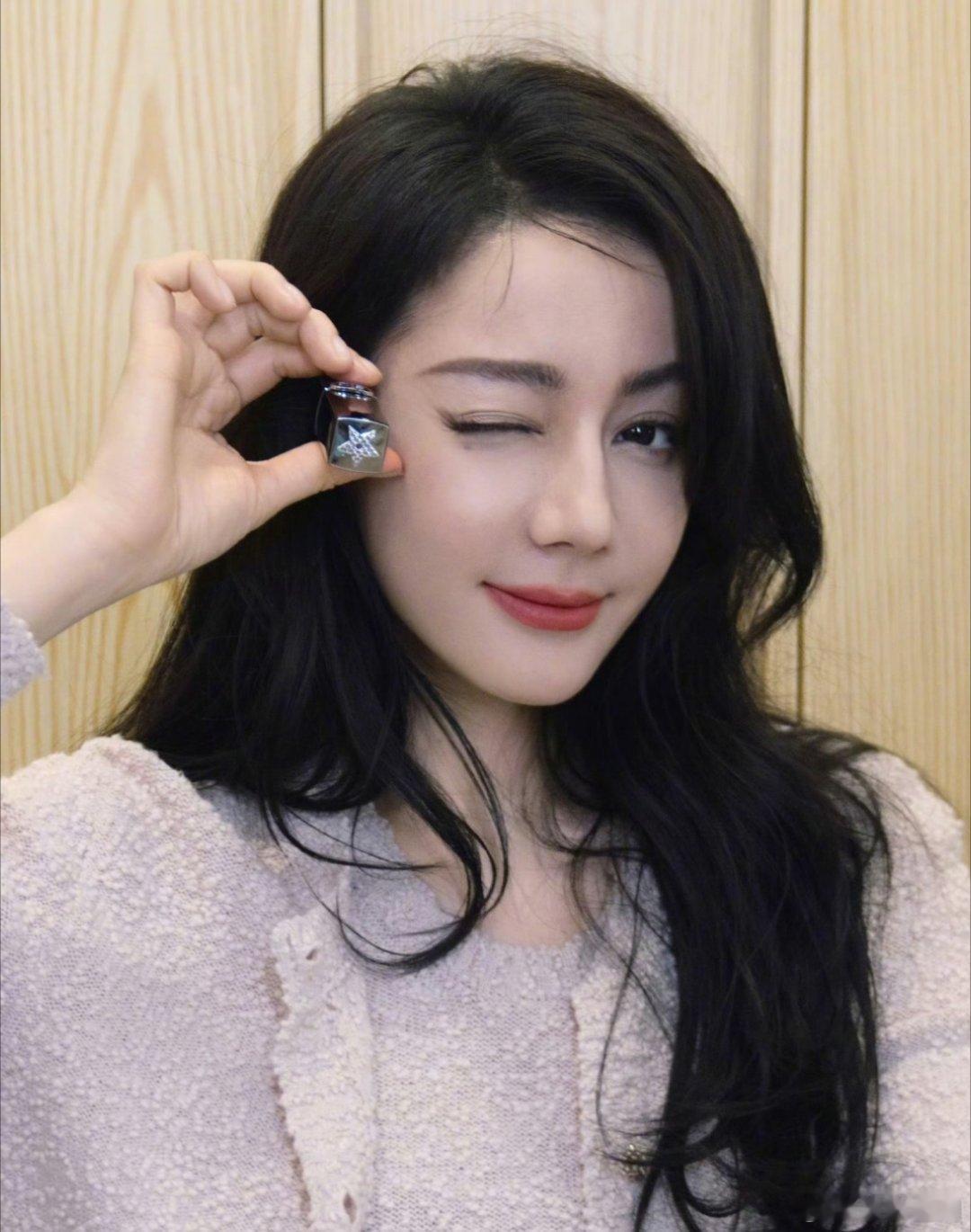 迪丽热巴元旦晒照迪丽热巴的红唇秘籍被我找到了💋 她手上这一支就是王炸，涂上气场