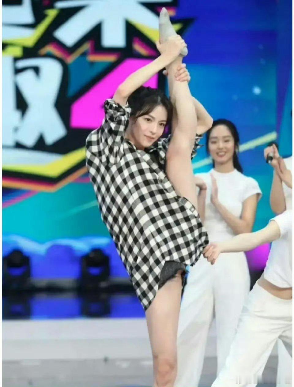 原来当年给钟楚曦拉衣角的人是苗苗！  