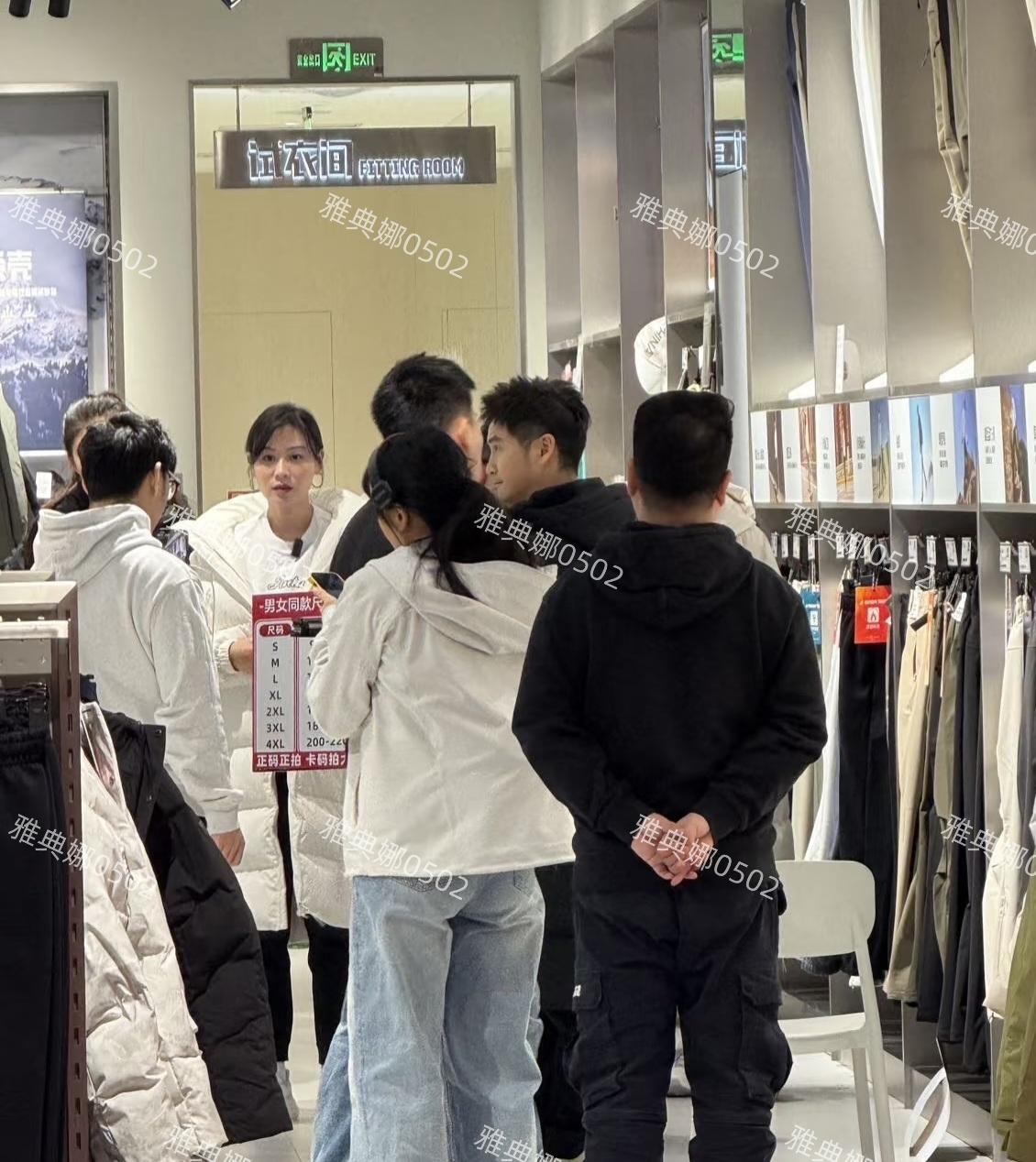 北京超级合生汇遇到田亮和叶一茜两口子了，虽然田亮已经46岁了但本人还是很帅很年轻