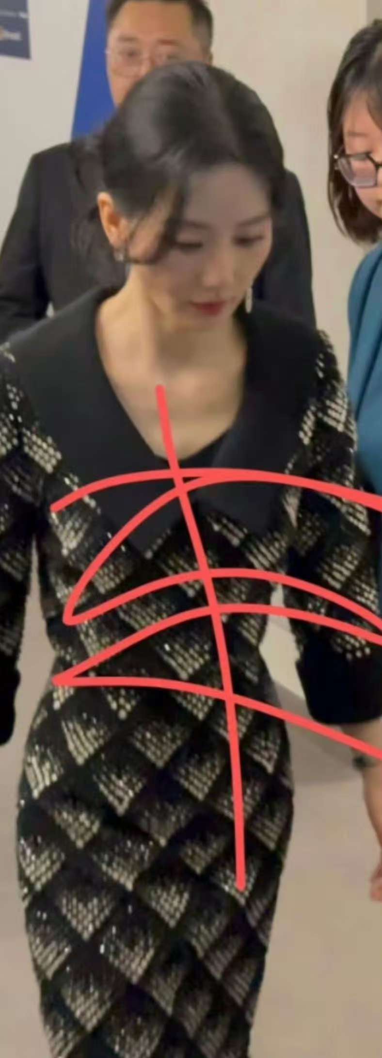 刘诗诗黑色亮钻菱格套裙刘诗诗高定菱格裙刘诗诗黑色亮钻菱格套裙，好美，[666][