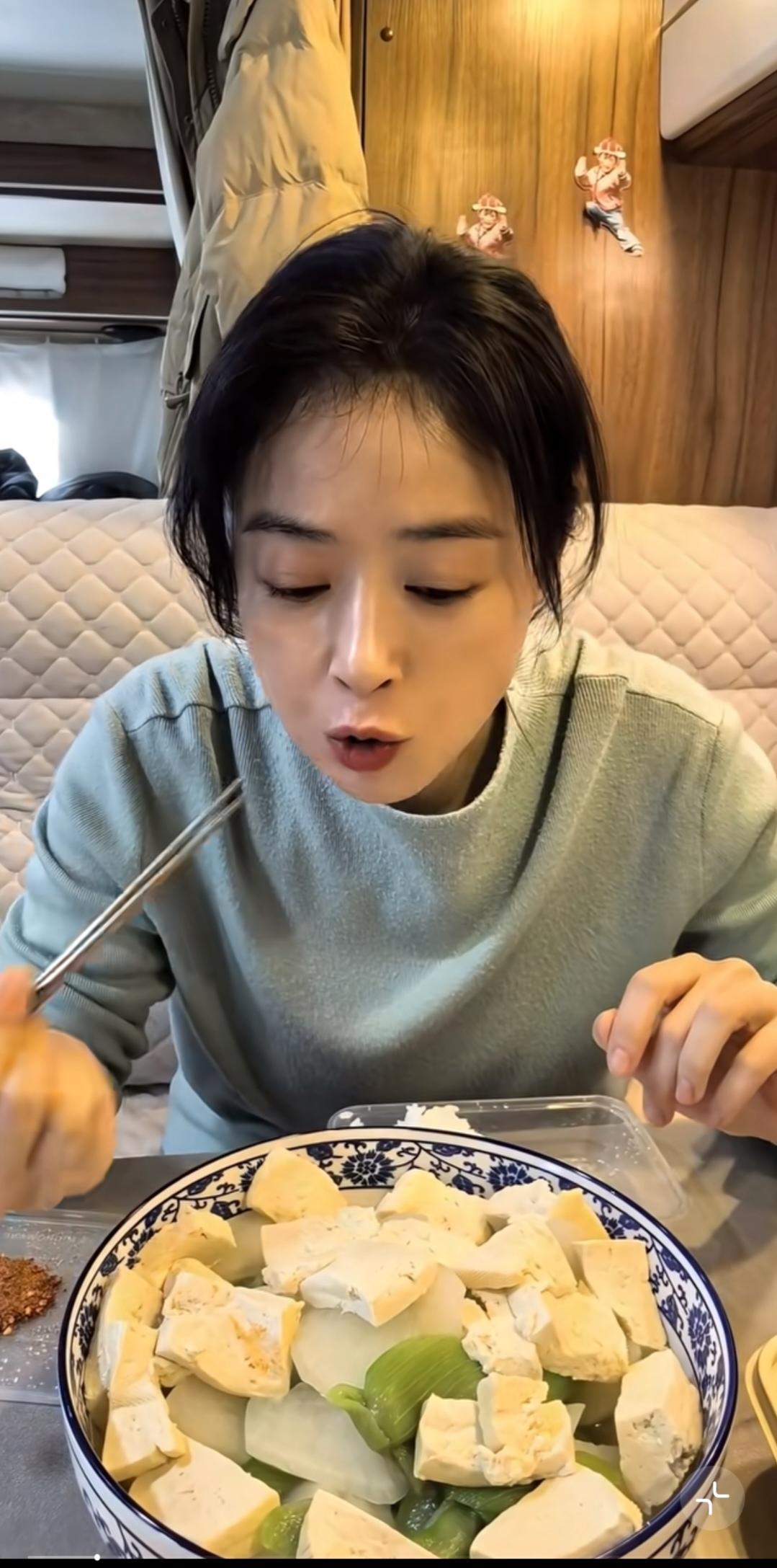 怪不得蒋欣的脸，这么小，这也太自律了。