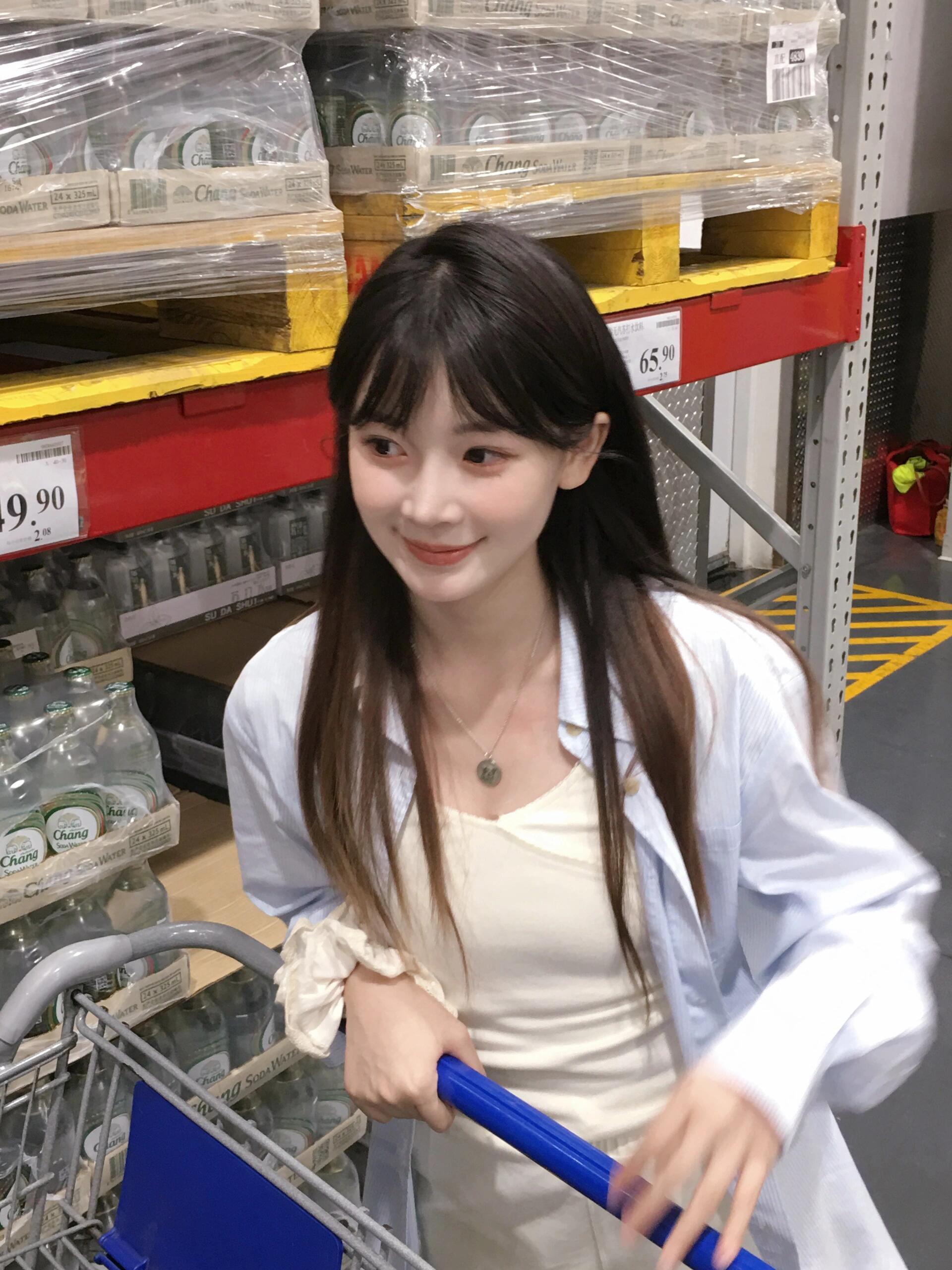 逛逛超市🦴🦴最近在自己做饭去买了点肉和蔬菜#今天穿什么##今日妆容# ​​​