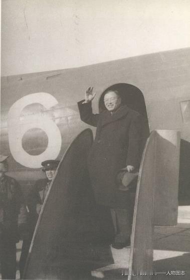 1951年4月13日，张闻天离京赴苏联就任我驻苏大使。同送行同志挥手告别。