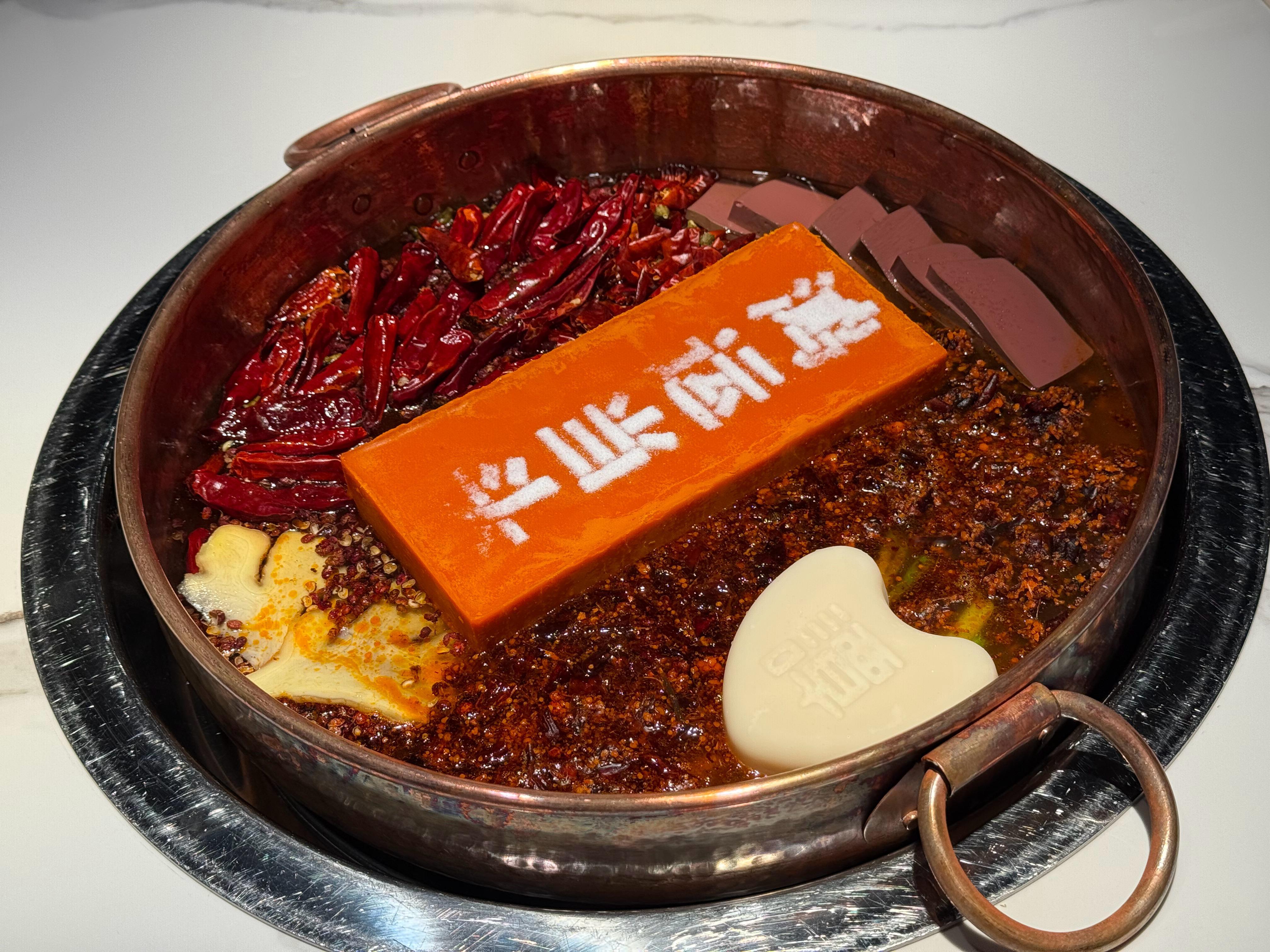 来成都了必吃火锅，祝大家 鸿运当头 [努力]谭鸭血好吃的 ​​​