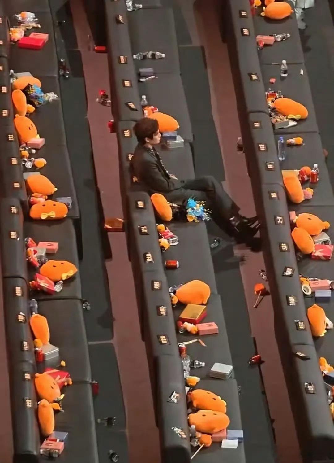 丁禹兮真的每次都坐到最后，充满敬畏和尊重，微博之夜你真的，微博请安排一年的红热搜