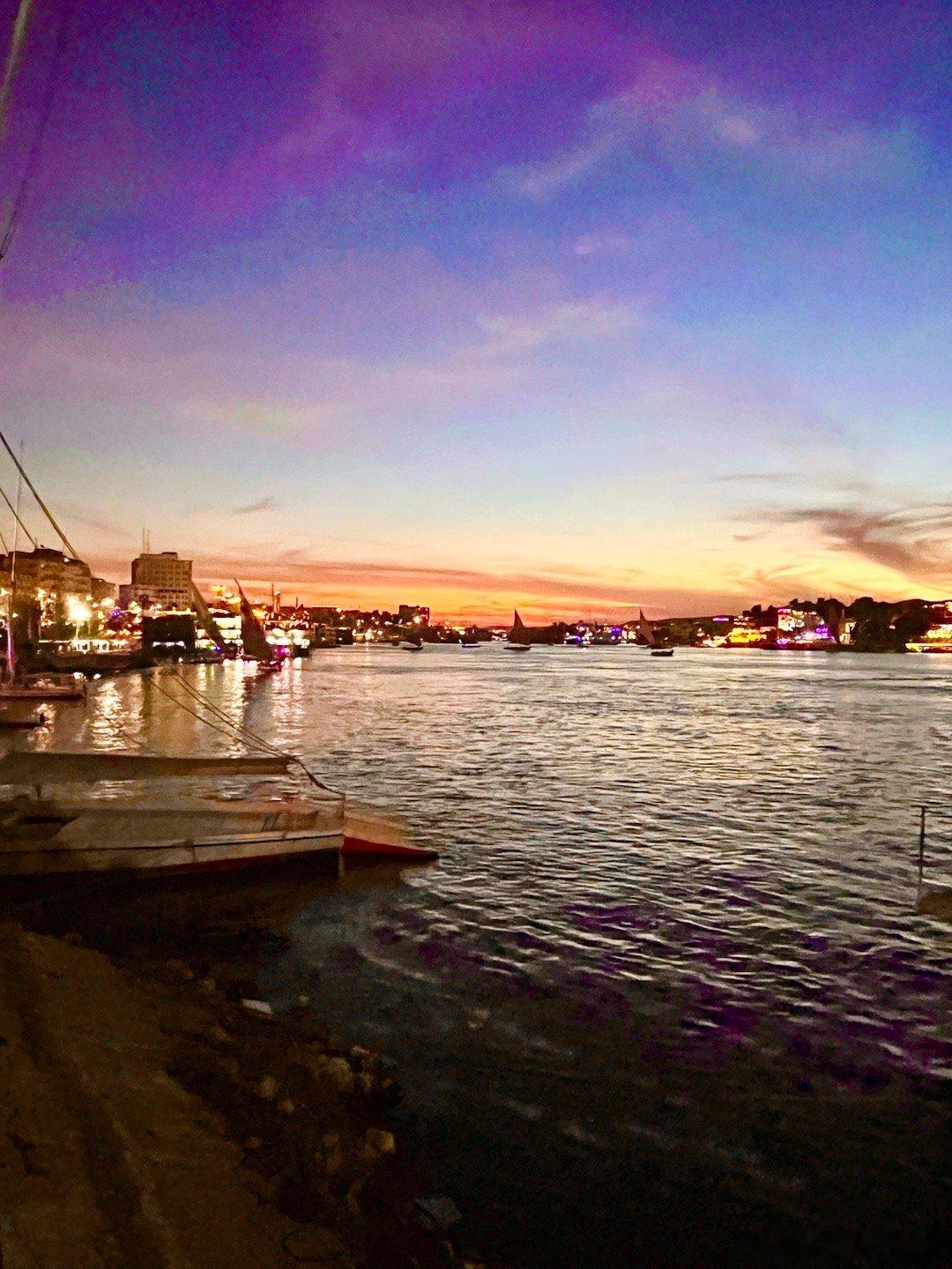 遇到个带孩子出车的司机，说孩子的妈要工作，于是自己开车，一头卷毛的两岁孩子副驾驶