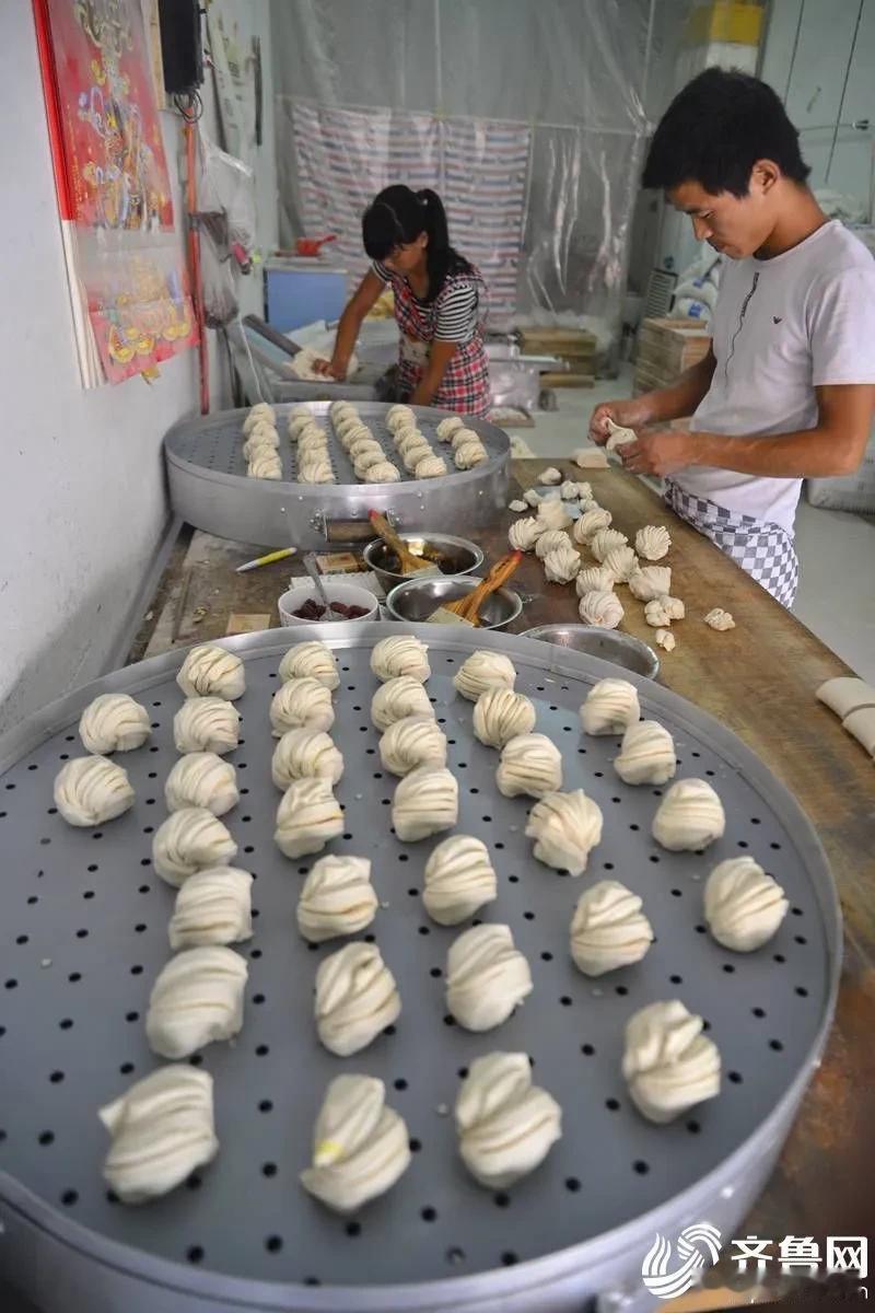 现在做什么生意能养家糊口呢？还投入不多呢？我想就是卖吃的东西吧。你说消费降级，再