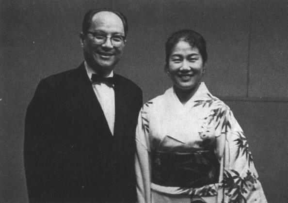 1962年，中国戏剧代表团访问日本。这是穿和服的张瑞芳与团长朱光同志。